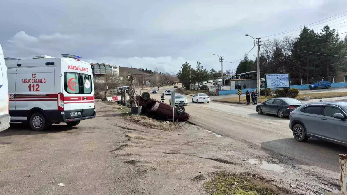 Eskişehir\'de Takla Atan Araçta Yara Almadan Kurtuldular