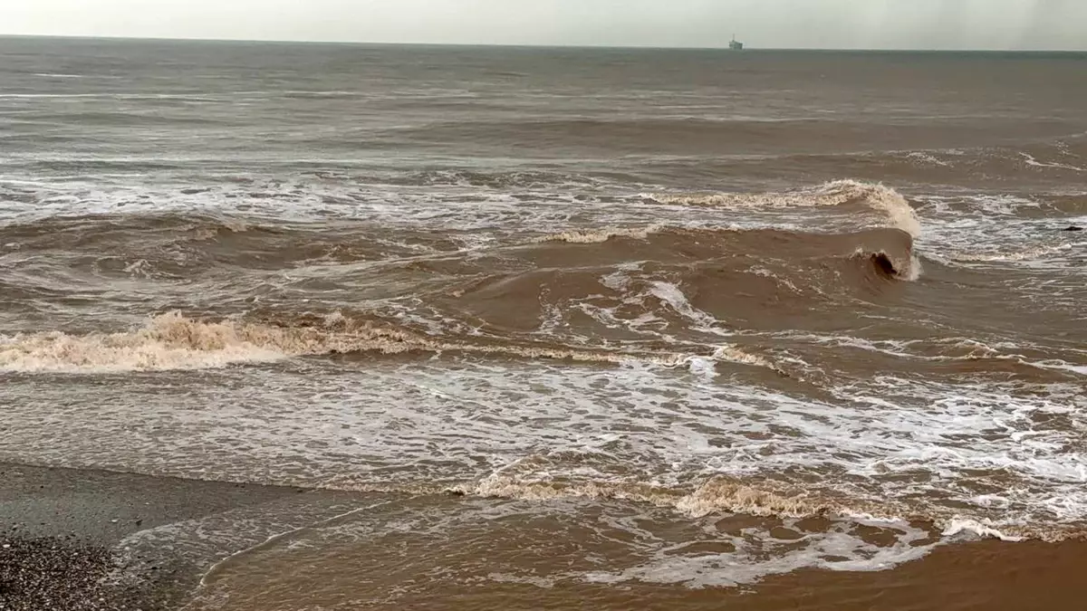 Antalya\'da Yağmur Sonrası Denizin Rengi Kahverengi Oldu