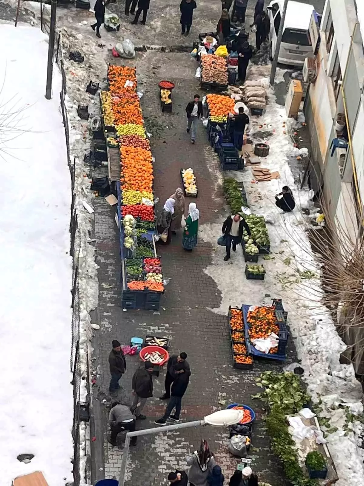 Kulp\'ta kar engeli aşıldı, salı pazarı üç haftanın ardından açıldı