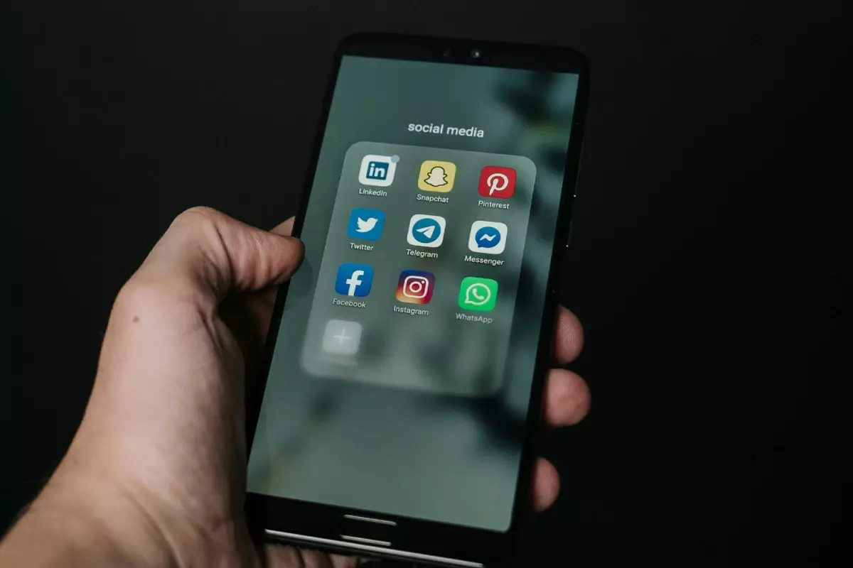 Meclis\'ten geçti! Fransa\'da 15 yaş altına sosyal medya yasağı