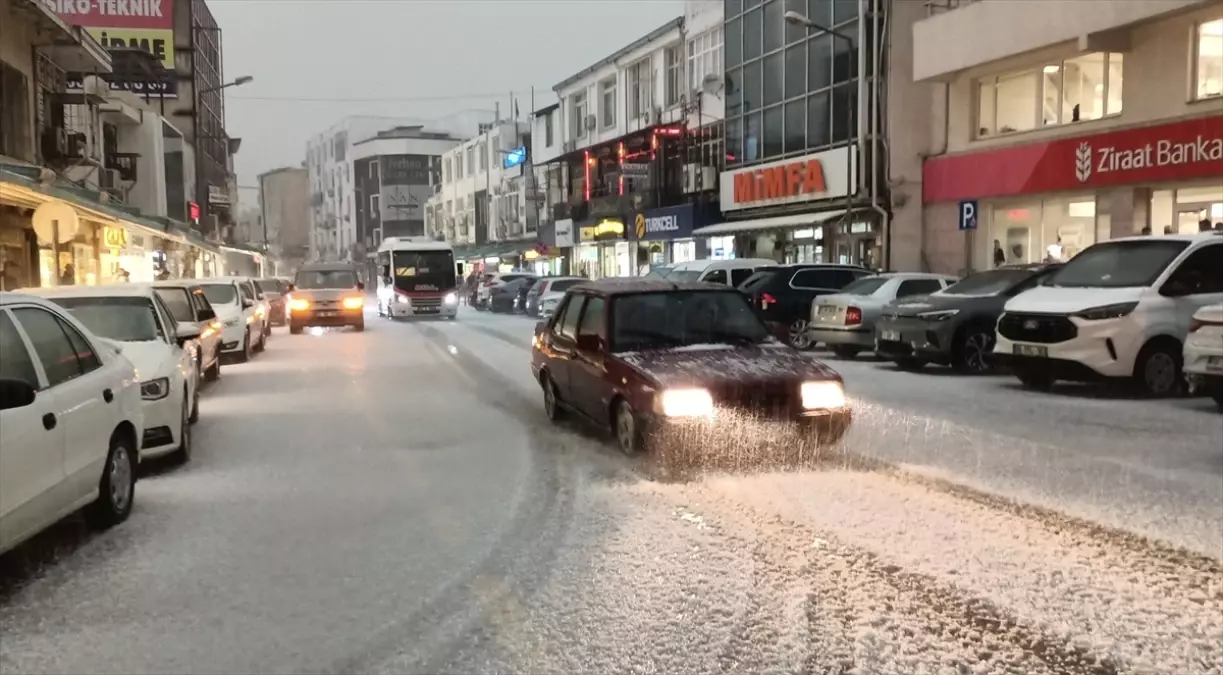 Silifke\'de Sağanak ve Dolu Hayatı Olumsuz Etkiliyor