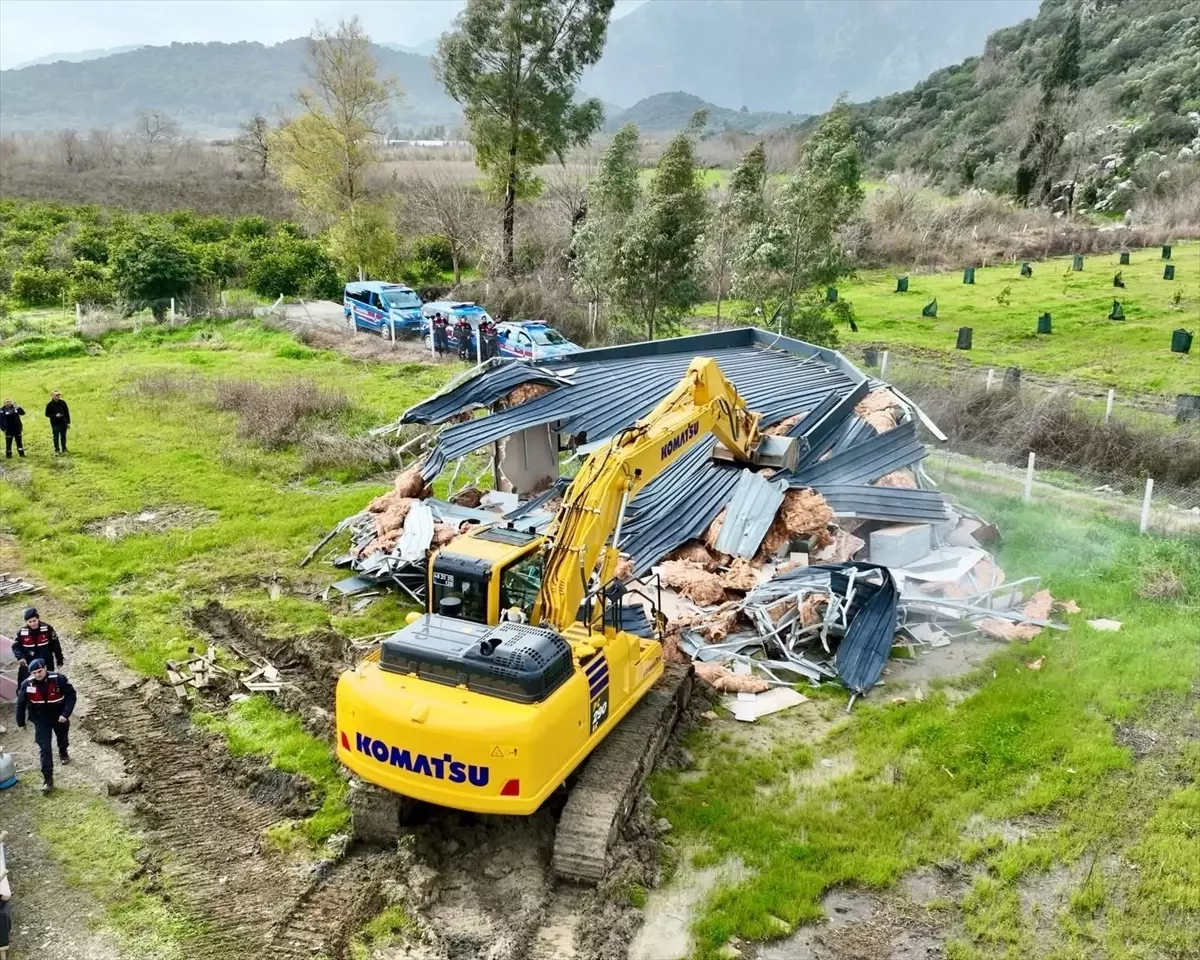 Ortaca\'da Kaçak Yapıların Yıkımına Başlandı