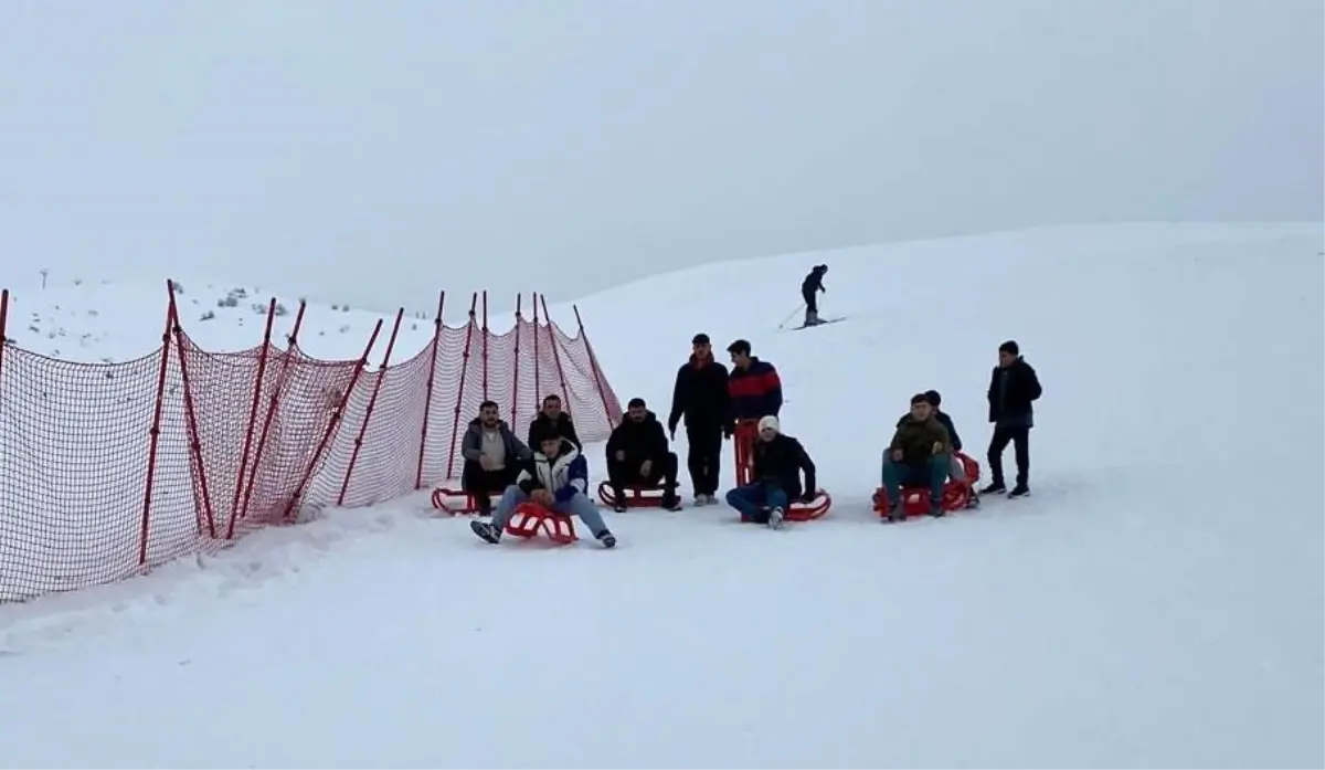 Muş\'ta Çocuklar Güzeldağ Kayak Merkezi\'nde
