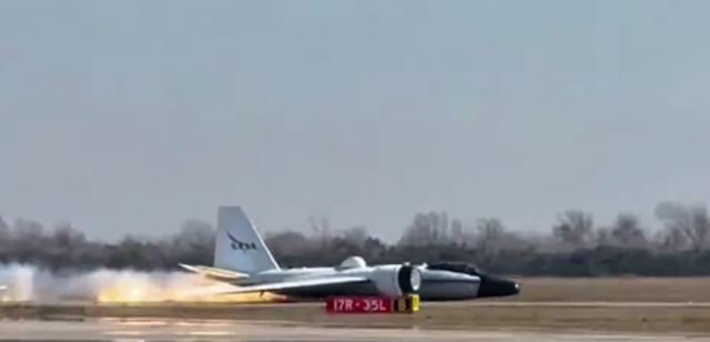 NASA araştırma uçağı, alev alarak gövde üzerine iniş yaptı