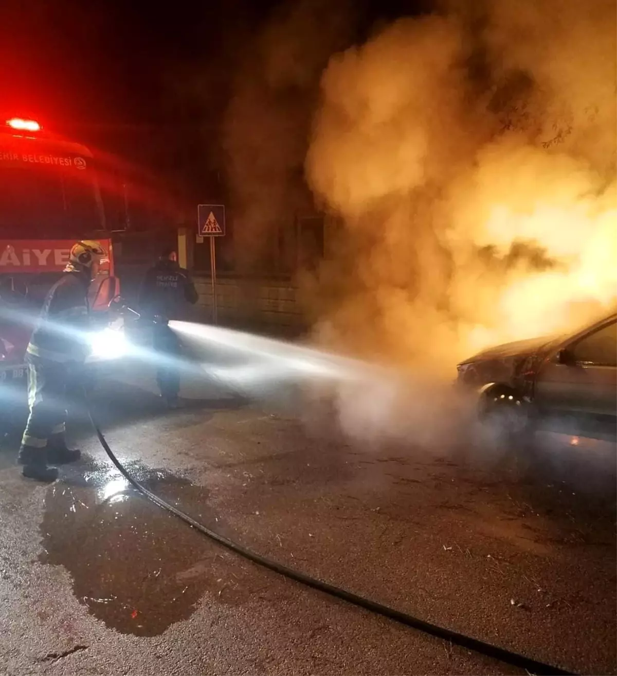 Sarayköy\'de Park Halindeki Araçta Yangın