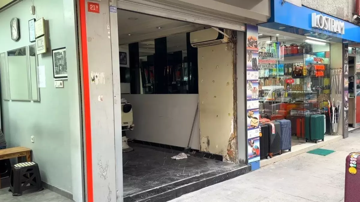 Şişli\'de Kaldırıma Çıkan Araç Kuaföre Girdi