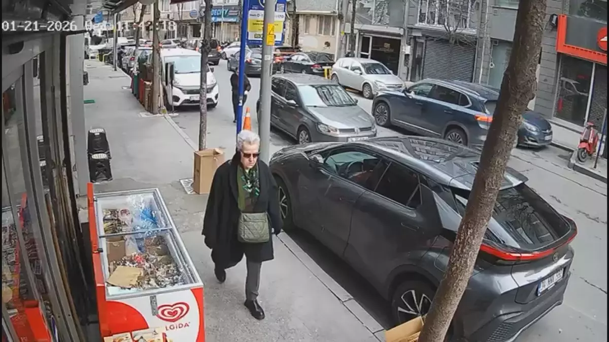 Şişli\'de Park Halinde Kaza: Araç Kuaför Dükkanına Girdi