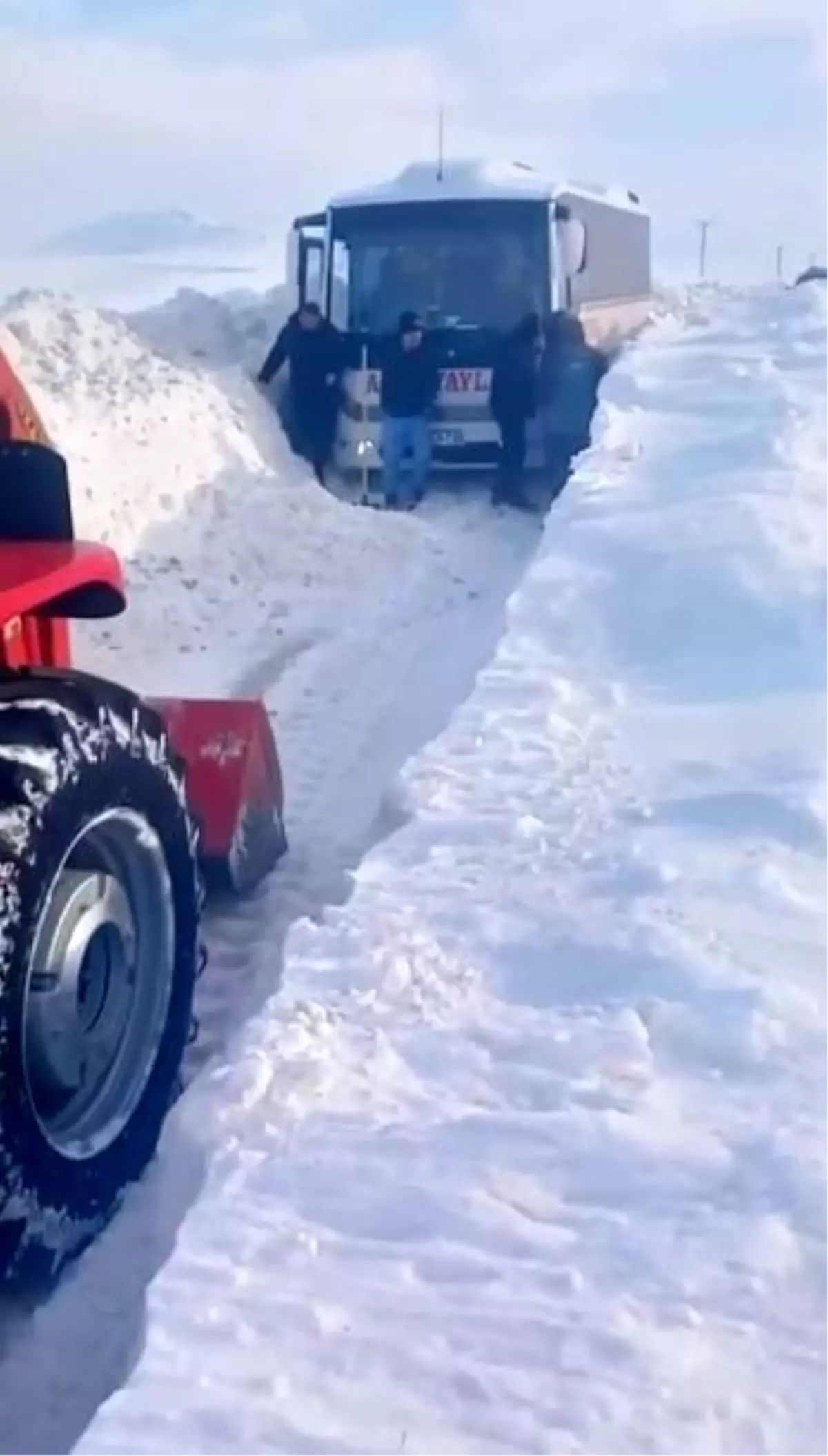 Sivas\'ta Midibüs Mahsur Kaldı, Muhtar Kurtardı