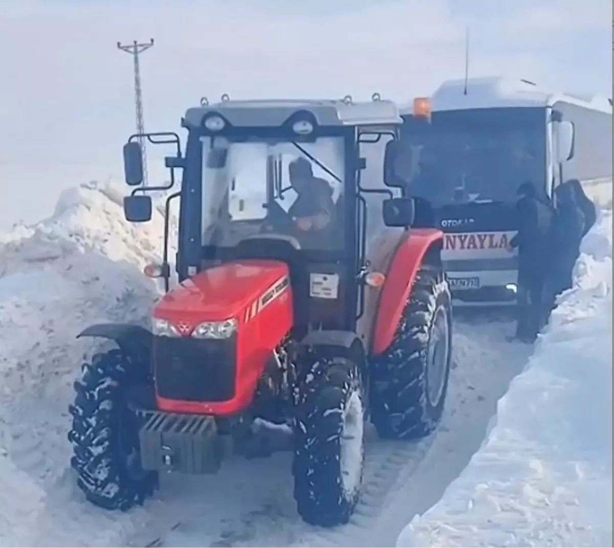 Ulaş\'ta Yolcu Midibüsü Tipide Kara Saplandı