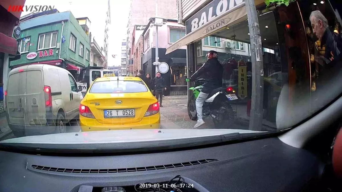 Eskişehir\'de Motosiklet Sürücüsü Kaldırıma Çıktı