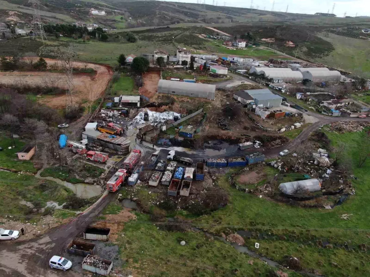 Tuzla\'daki Geri Dönüşüm Deposunda Yangın