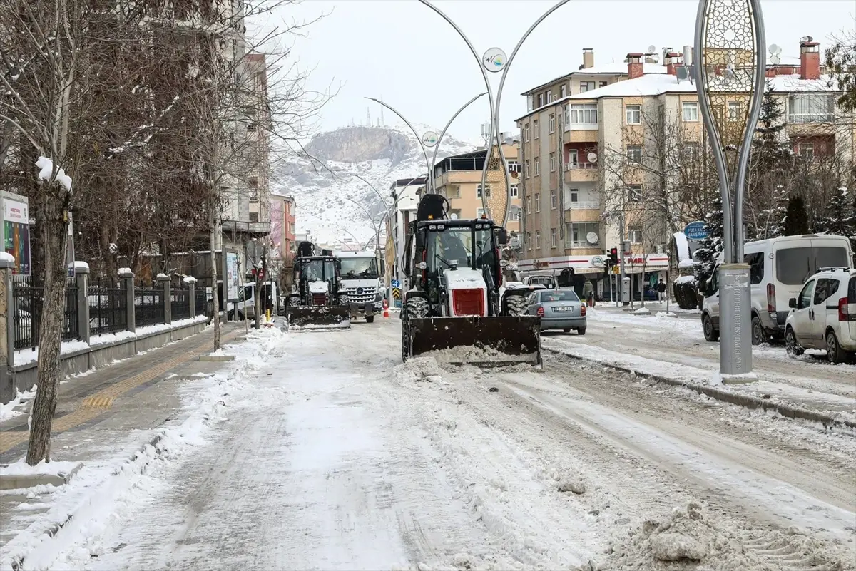 Van\'da Karla Mücadele: 694 Yol Ulaşıma Açıldı
