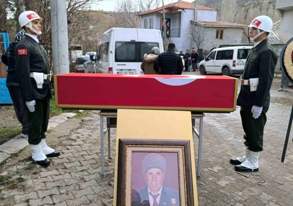 Vefat eden Kıbrıs gazisi askeri törenle toprağa verildi