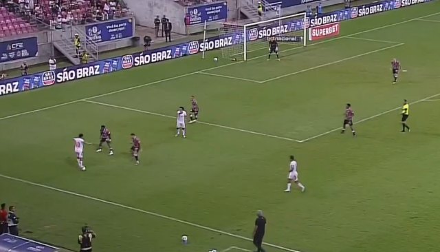 Yok artık daha neler! Çalım atan futbolcu sarı kart gördü