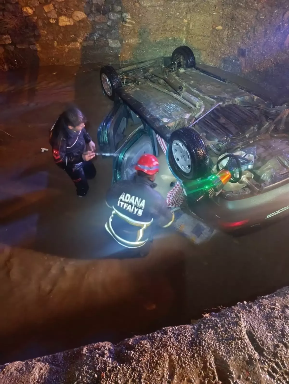 Pozantı\'da Otomobil Dereye Düştü