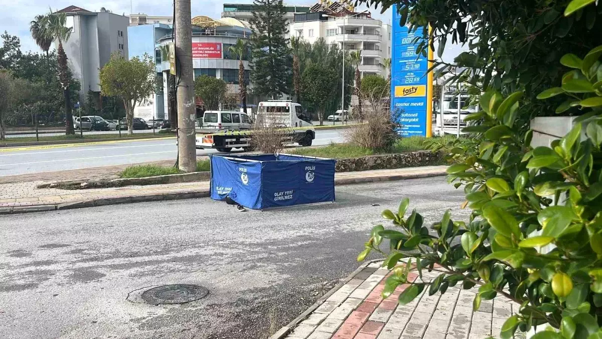 Alanya\'da ölümle sonuçlanan trafik kazası güvenlik kamerasına yansıdı