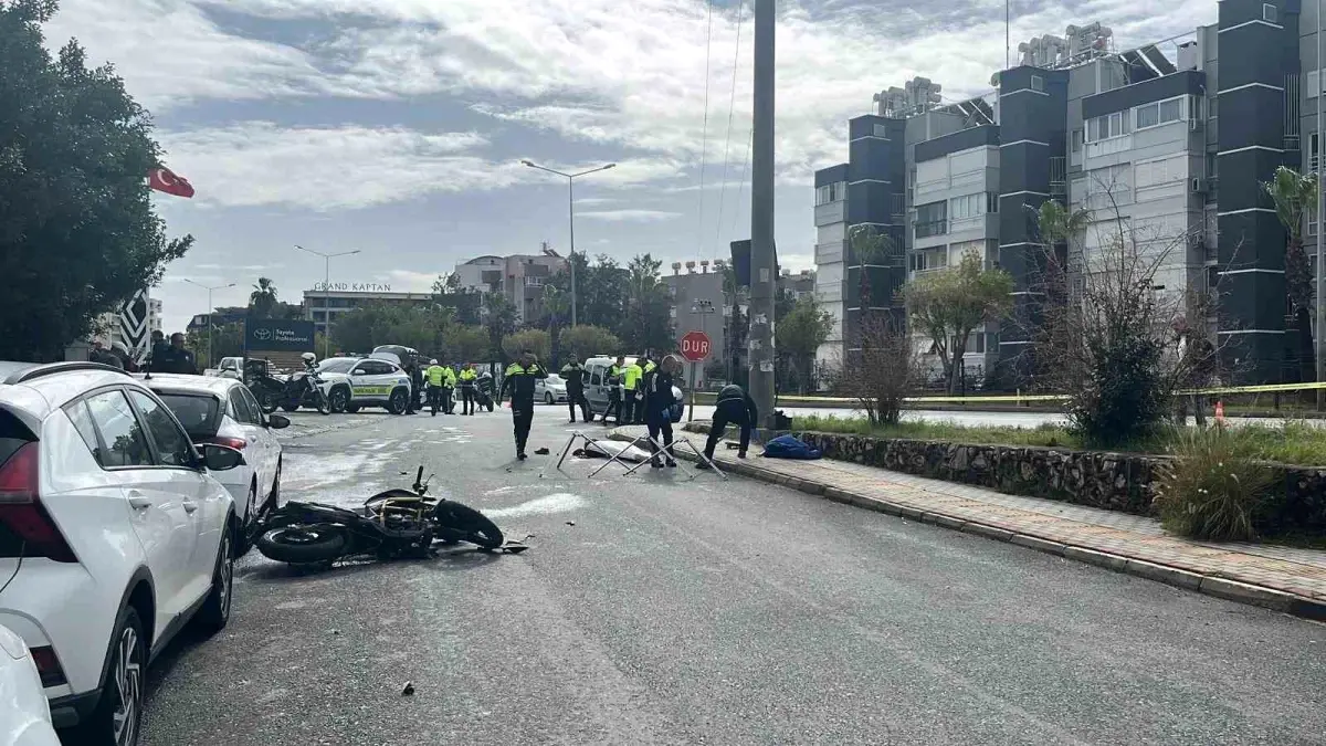 Antalya\'da hafif ticari araç motosikletle çarpıştı: 1 ölü