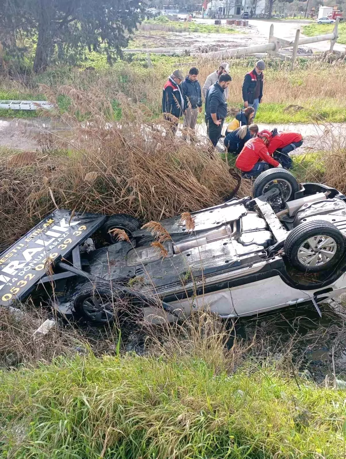 Burhaniye\'de Tek Taraflı Kaza: Sürücü Yaralandı