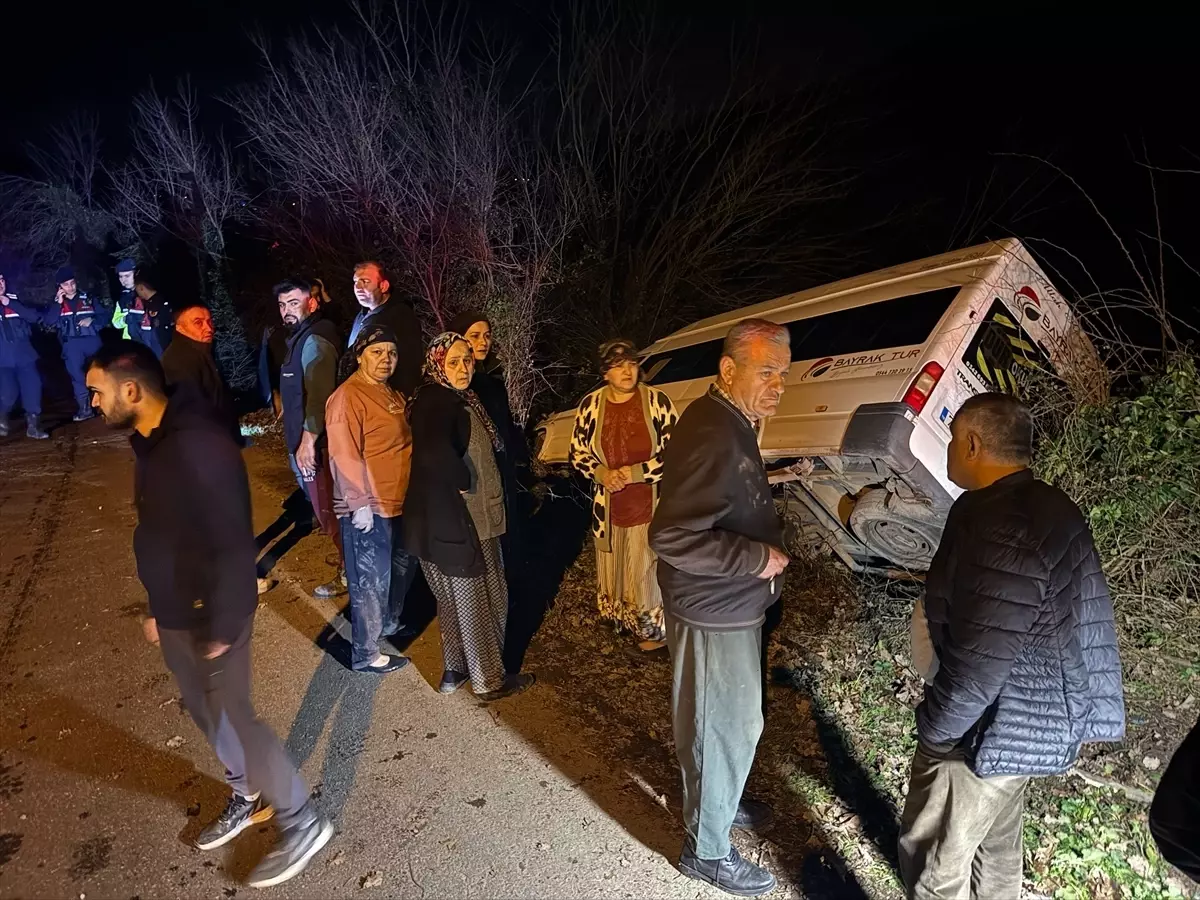 Bartın\'da Minibüs Devrildi: 4 Yaralı