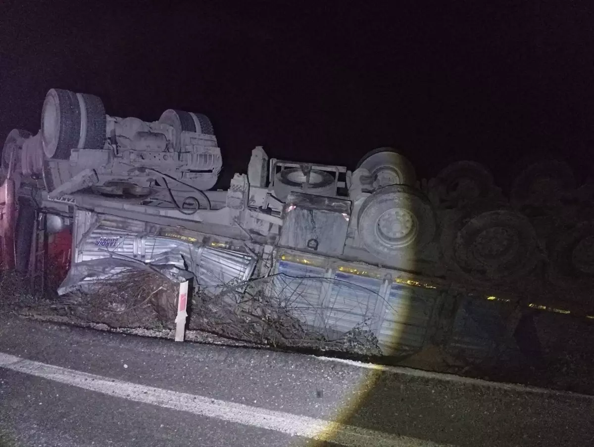 Osmaneli\'nde Çekici Devrildi: 3 Yaralı