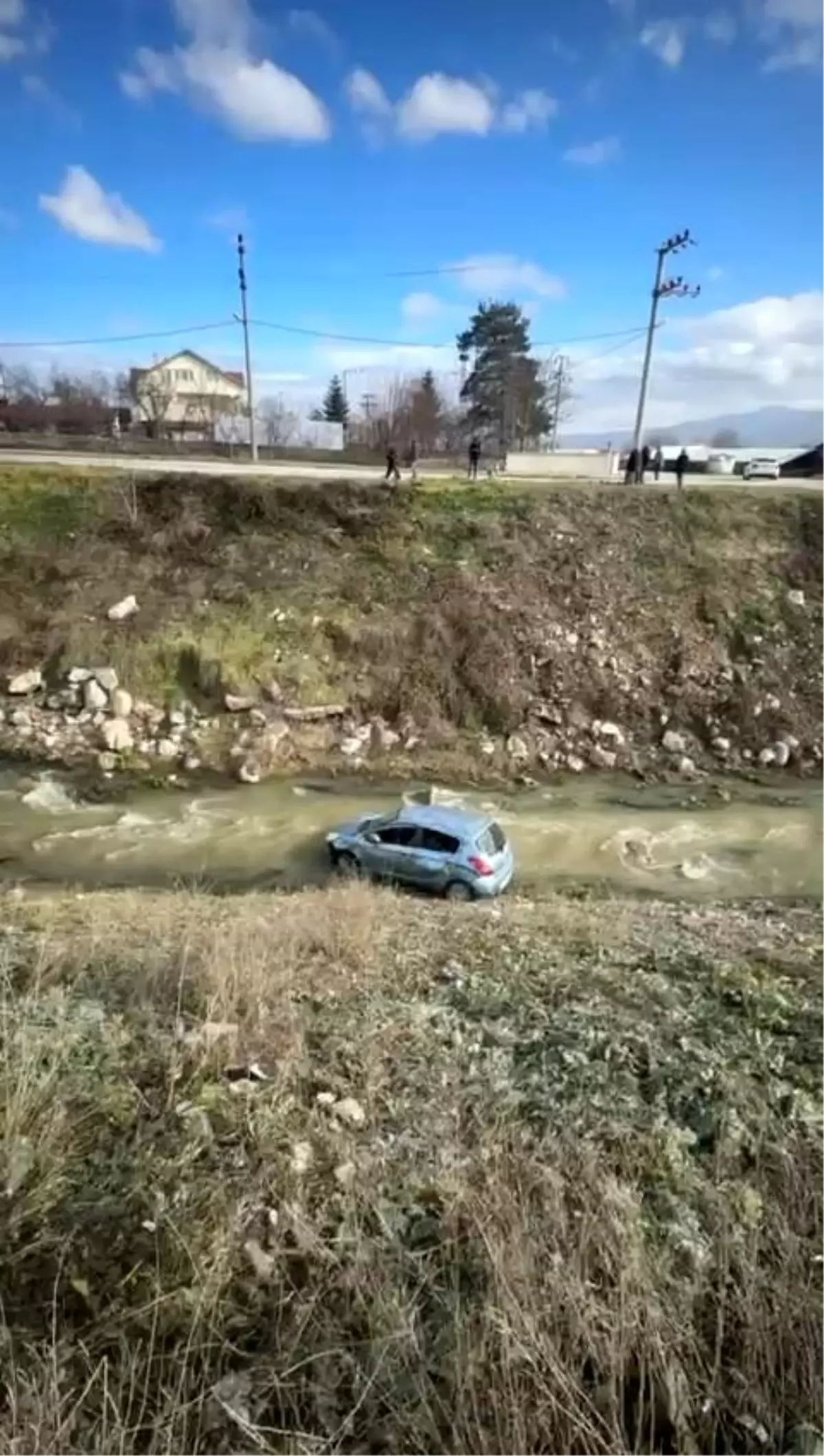 Bolu\'da Araç Dereye Uçtu: 3 Yaralı