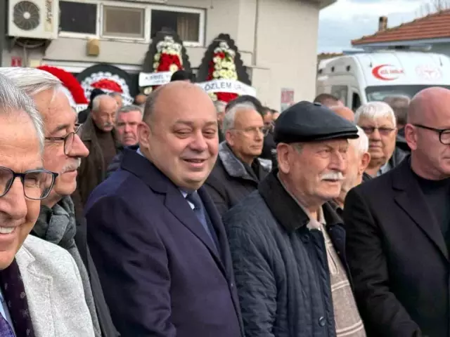 Cenazede dikkat çeken rahatlık: Başkanın kahkahaları tepki çekti Cenazede dikkat çeken rahatlık: Başkanın kahkahaları tepki çekti