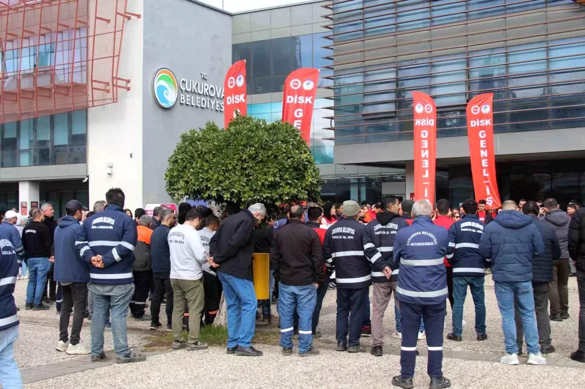 Çukurova Belediyesi\'nde kriz: İşçiler alacakları için eylem yaptı