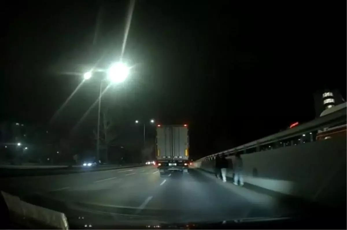 Eskişehir\'de Yol Kenarında Yürüyen Yayalar Kaza Tehlikesi Yarattı