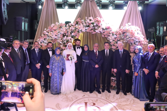 Haberler.com'un mutlu günü! Bilal Teymur ve Betül Kavak dünyaevine girdi Haberler.com'un mutlu günü! Bilal Teymur ve Betül Kavak dünyaevine girdi