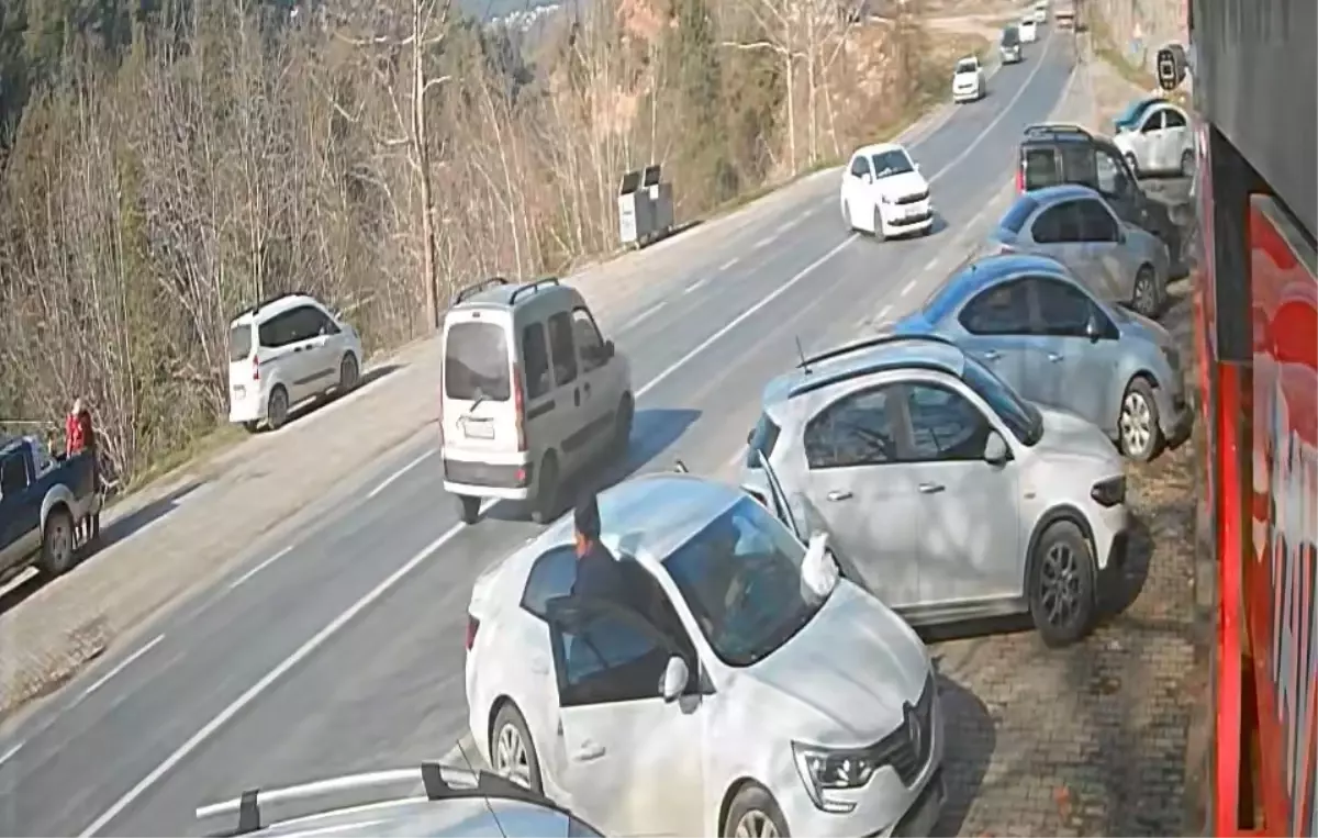 Tarsus\'ta Hafif Ticari Araç Devrildi