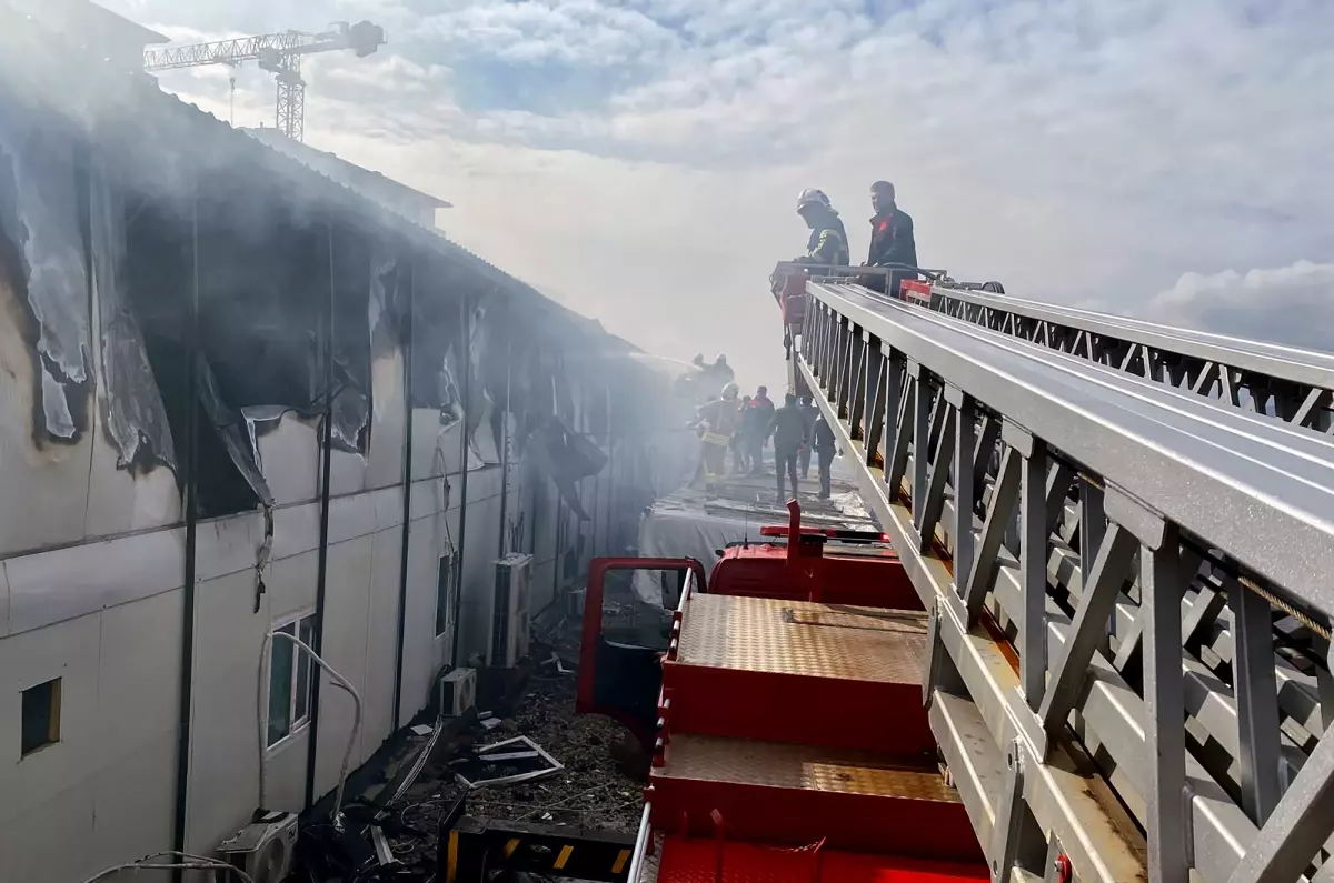 Kırıkhan\'da Yangın: Konteyner Yatakhaneye Müdahale