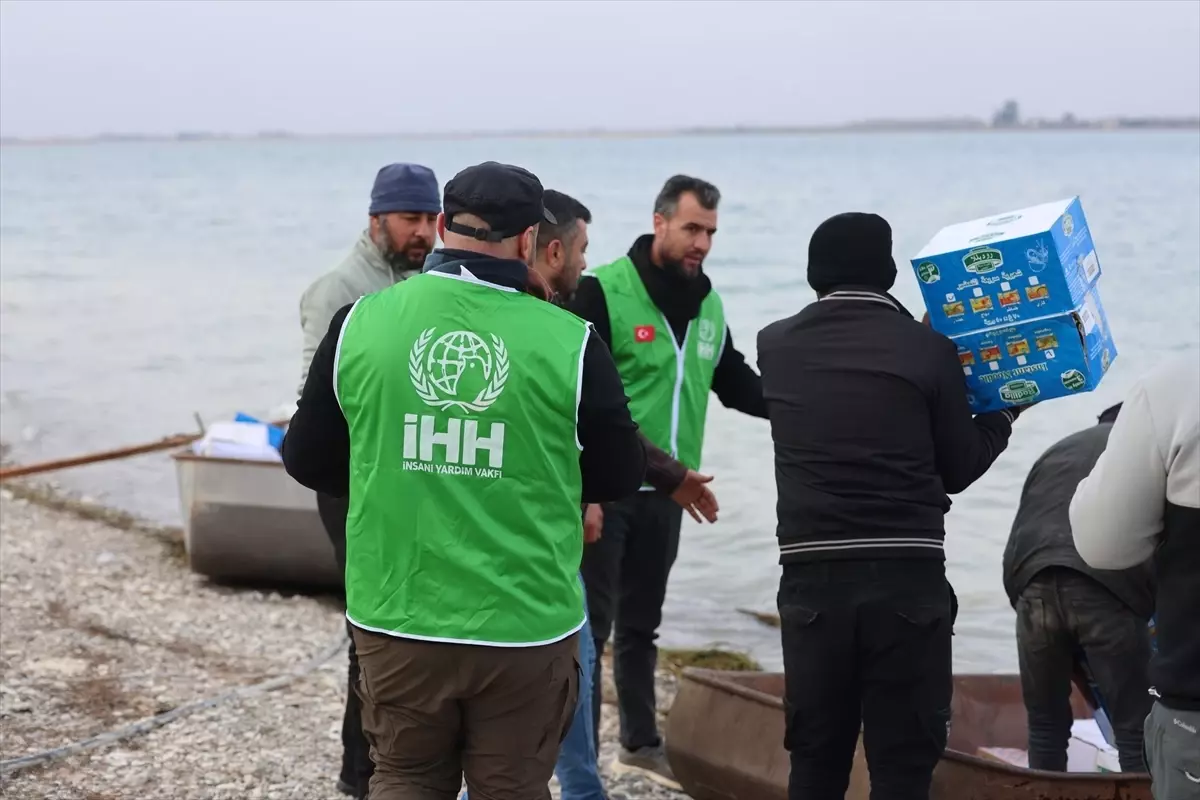 İHH, Suriye\'nin Halep\'ine Sandallarla Yardım Ulaştırıyor