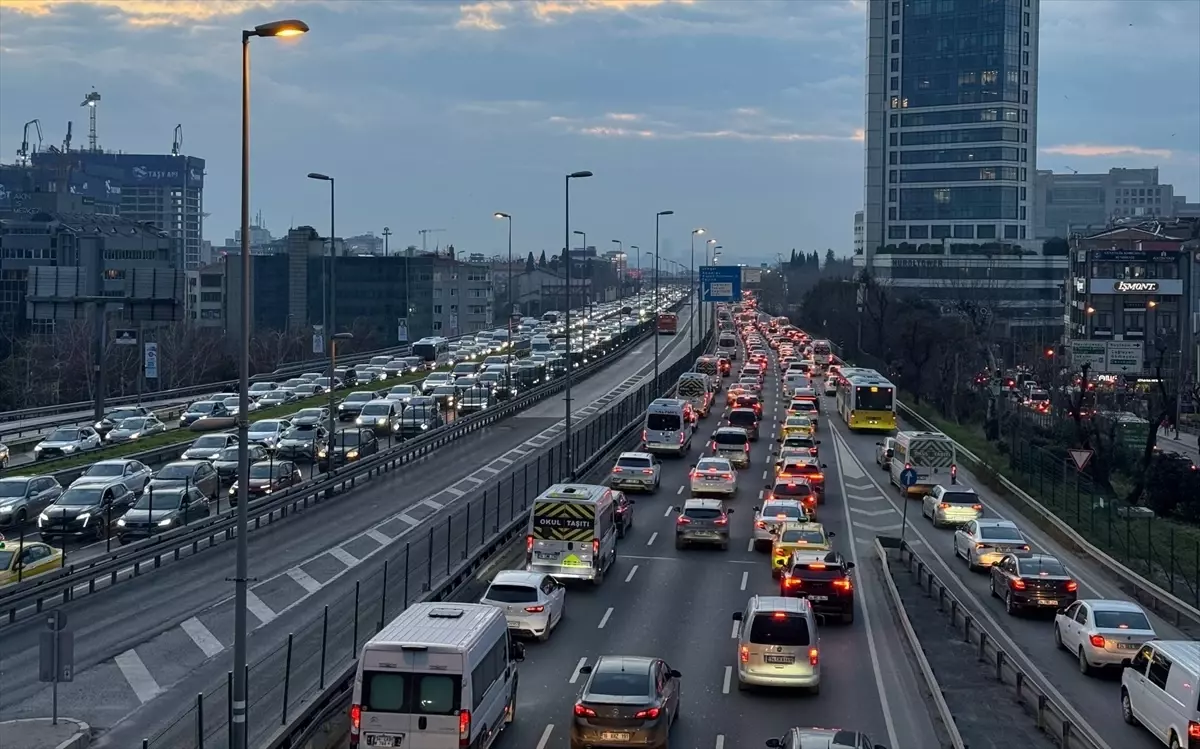 İstanbul\'da Trafik Yoğunluğu Yüzde 85