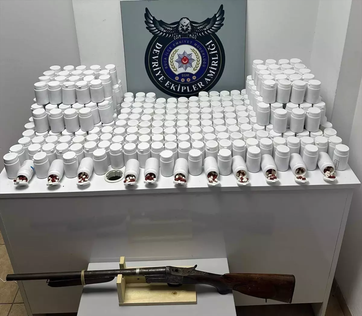 Buca\'da 17 Bin Sentetik Hap Ele Geçirildi