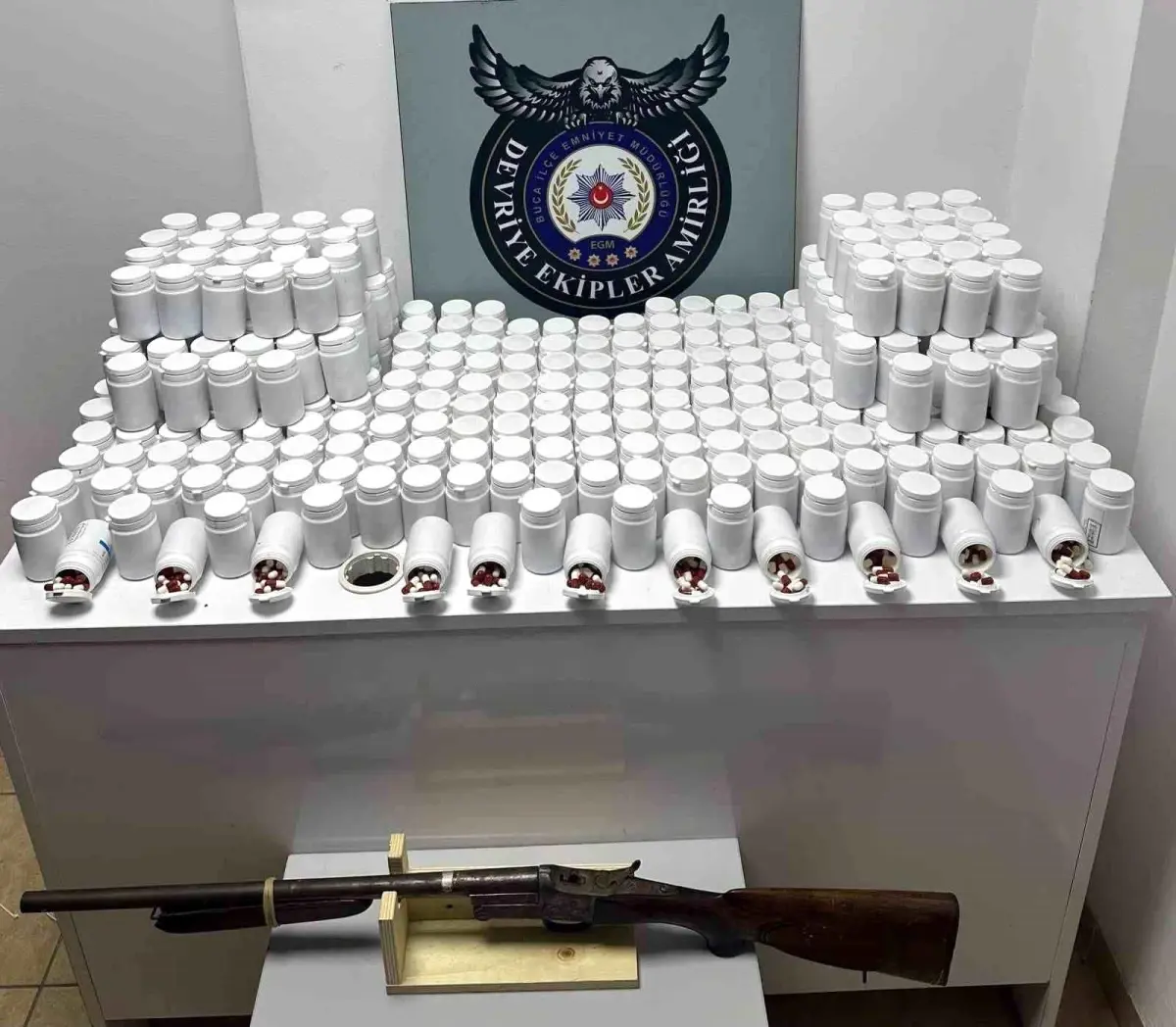 Buca\'da Uyuşturucu Operasyonu: 17 Bin Hap Ele Geçirildi