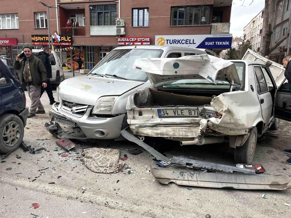Konya\'da Kamyonet Kaza Yaptı: 2 Yaralı