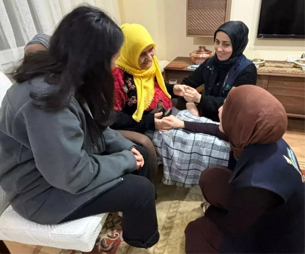 Kartepe\'de "Alo Evlat" ekiplerinden yaşlılara evde sağlık ve bakım desteği