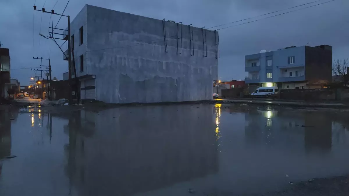 Kızıltepe\'de Sağanak Yağış Hayatı Felç Etti