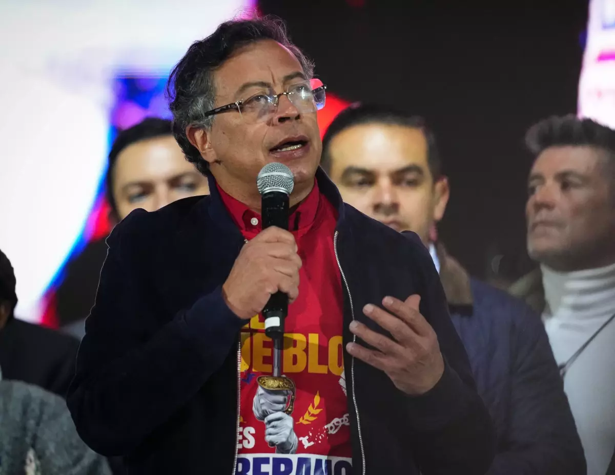 Petro\'dan Maduro\'nun İadesi Çağrısı