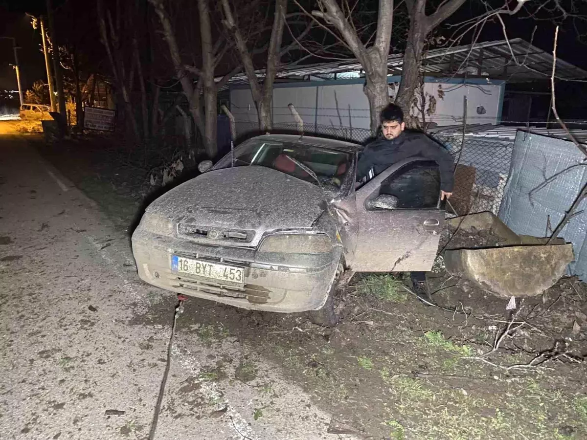 İnegöl\'de Kaza: 4 Genç Kız Yaralandı