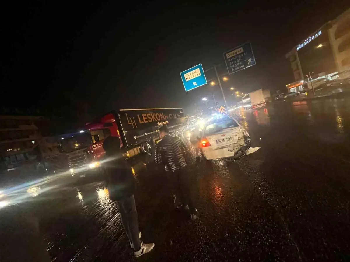 Karapınar\'da Tır Otomobile Çarptı: 2 Yaralı