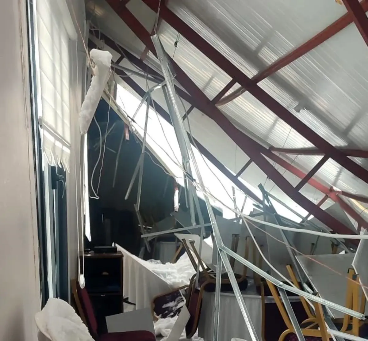 Malatya\'da Mevlit Salonu Kar Yüküne Dayanamadı