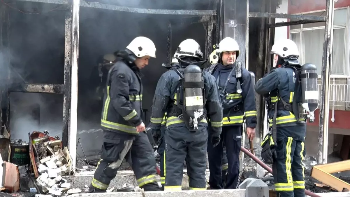 Mobilya imalathanesindeki yangında 3 kişi dumandan etkilendi