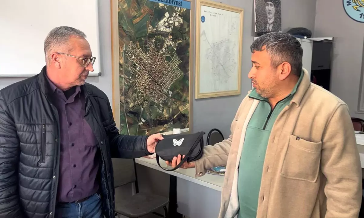 Muratlı\'da örnek davranış: Parkta bulduğu çantayı zabıtaya teslim etti