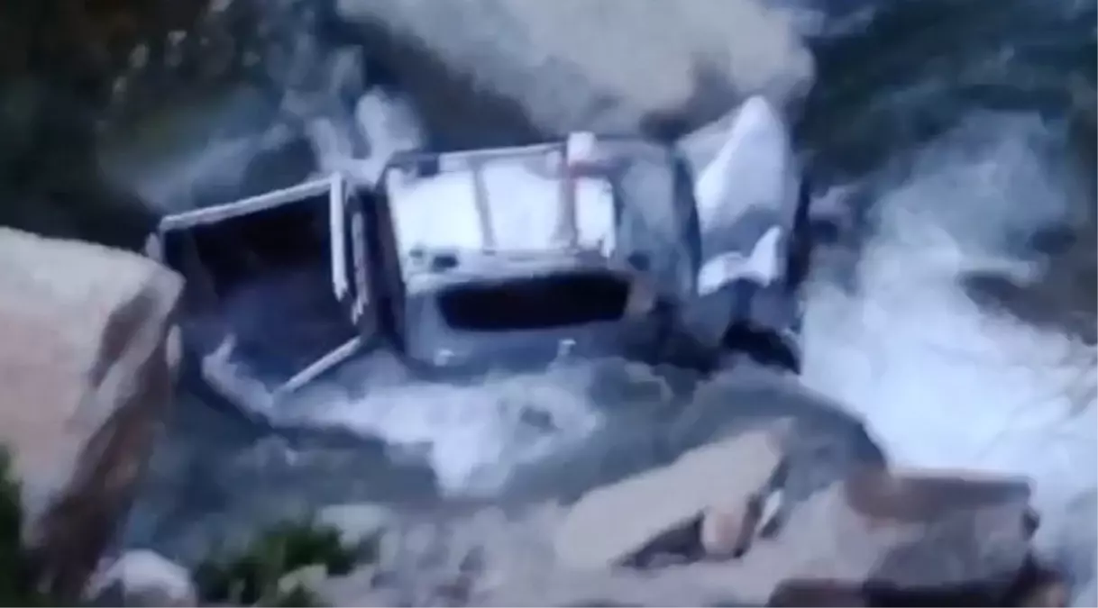 Rize\'de Kamyonet Dereye Düştü: 2 Yaralı