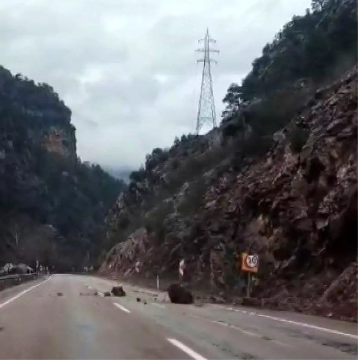 Saimbeyli\'de Kaya Düşmesi Tehlikesi