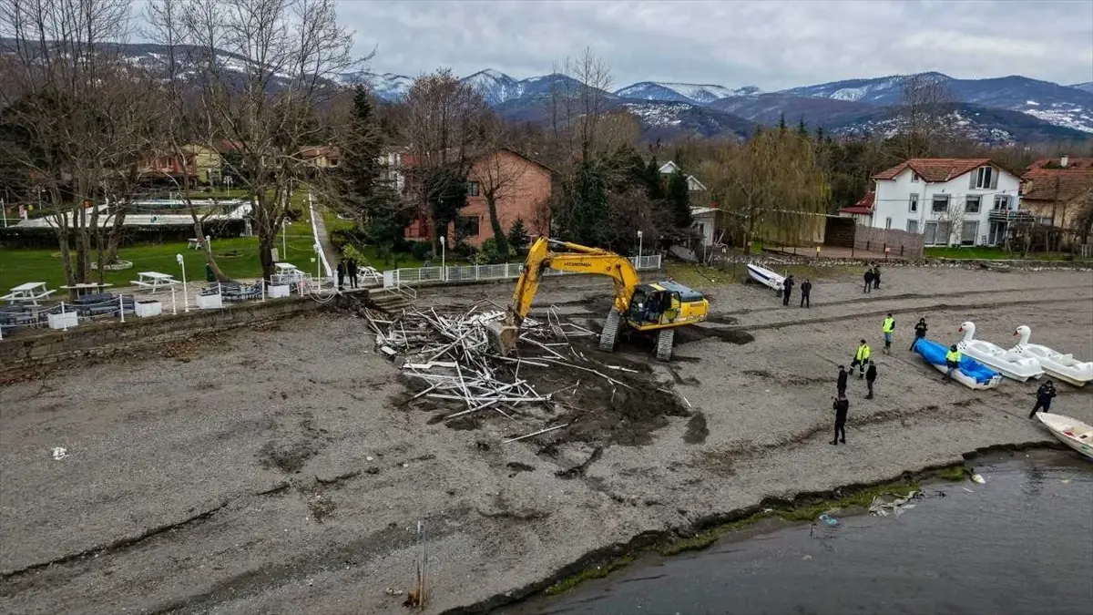 Sapanca Gölü\'nde Kaçak Yapılara Yıkım