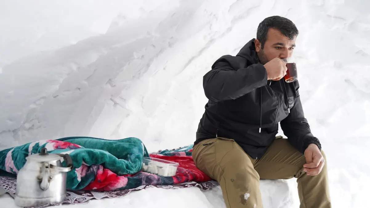 Doğada Kardan Barınak Yapıyor