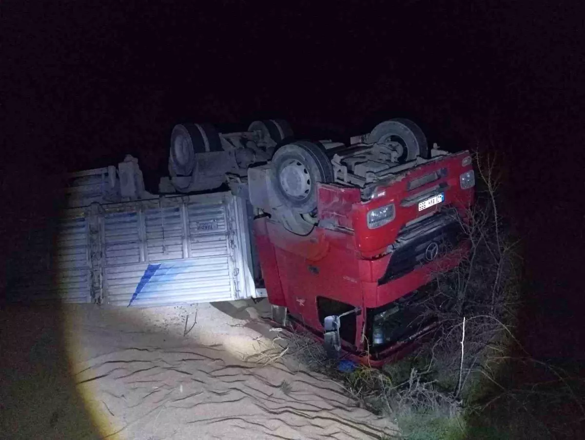 Bilecik\'te Tır Devrildi: 3 Yaralı