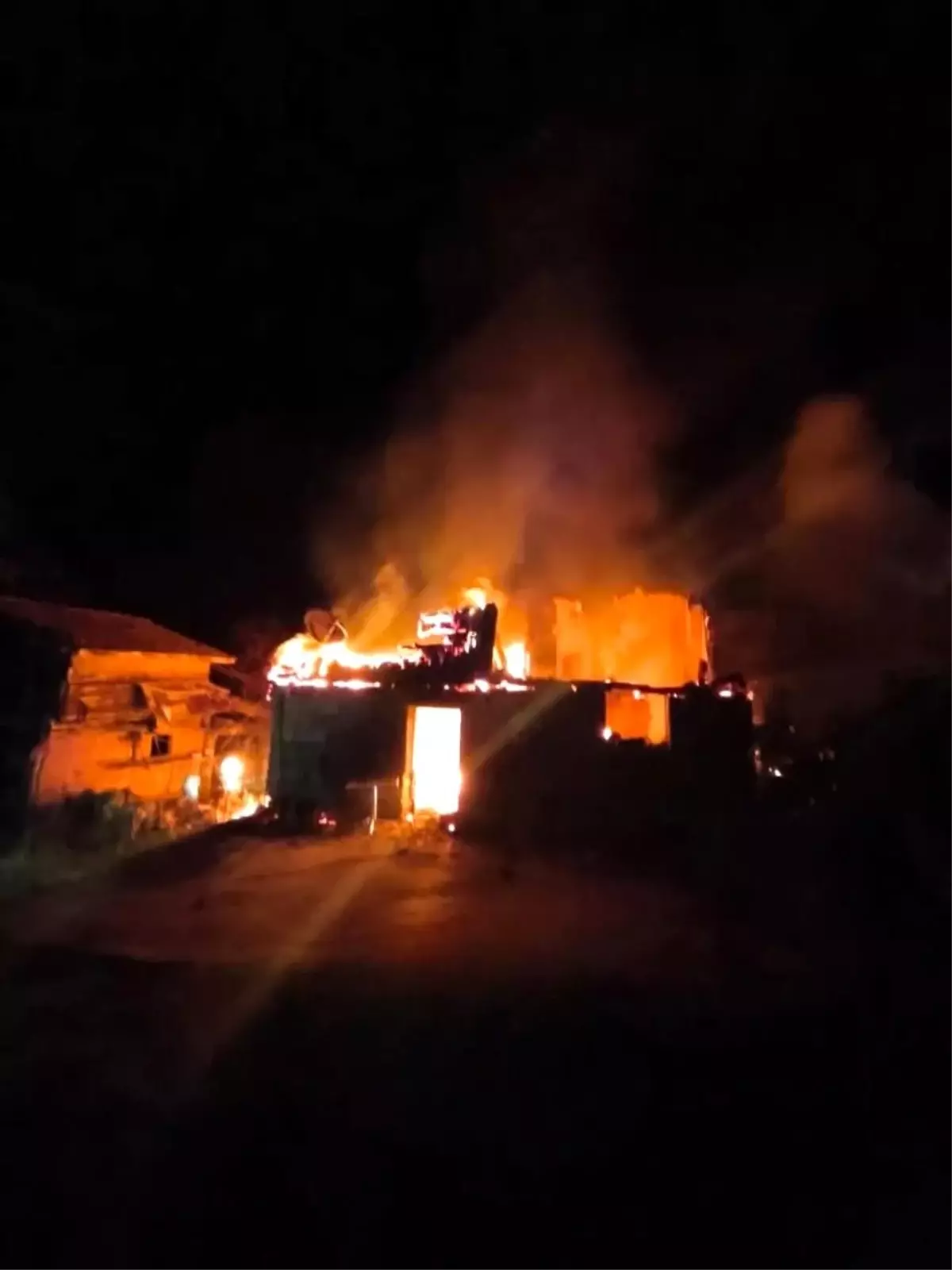 Ayancık\'ta Yangın: Bir Ev Küle Döndü